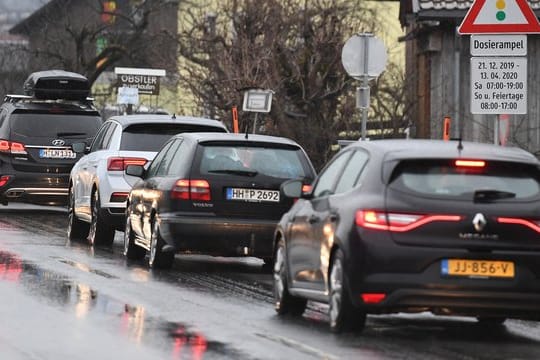 Autos stehen im Stau: Durch die regionalen Fahrverbote sollen Anwohner entlastet werden.