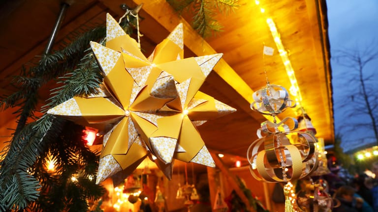 Ein Stern auf dem Weihnachtsmarkt: Der Stern von Bethlehem wird auch Dreikönigsstern oder Stern der Weisen genannt.
