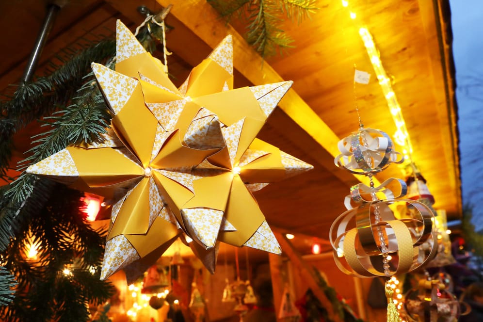 Ein Stern auf dem Weihnachtsmarkt: Der Stern von Bethlehem wird auch Dreikönigsstern oder Stern der Weisen genannt.