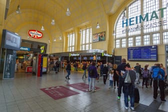 Die Bahnhofshalle im Bielefelder Hauptbahnhof: Dort findet ein besonderer Gottesdienst an Heiligabend statt.