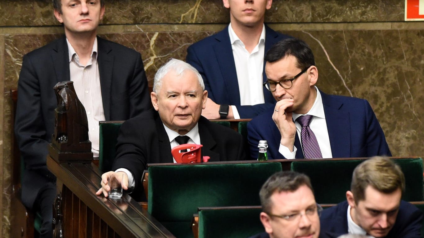 PiS-Chef Jaroslaw Kaczynski und Ministerpräsident Mateusz Morawiecki im Sejm: Die Justizreform macht die Richter mundtot, beklagen die Kritiker.