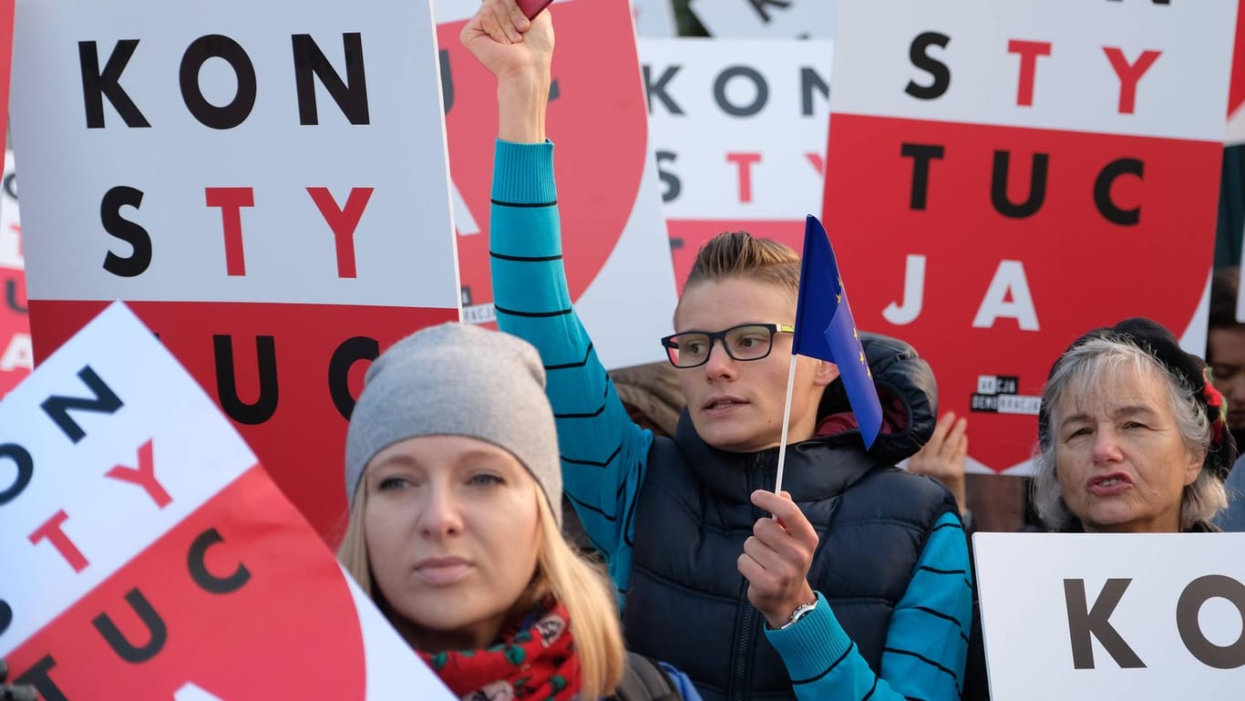 Umstrittene Justizreform: Konstytucja, zu Deutsch: Verfassung, steht auf Schildern von Demontranten, die in Warschau die Bewahrung des polnischen Rechtsstaates fordern.