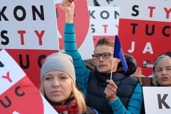 Umstrittene Justizreform: Konstytucja, zu Deutsch: Verfassung, steht auf Schildern von Demontranten, die in Warschau die Bewahrung des polnischen Rechtsstaates fordern.