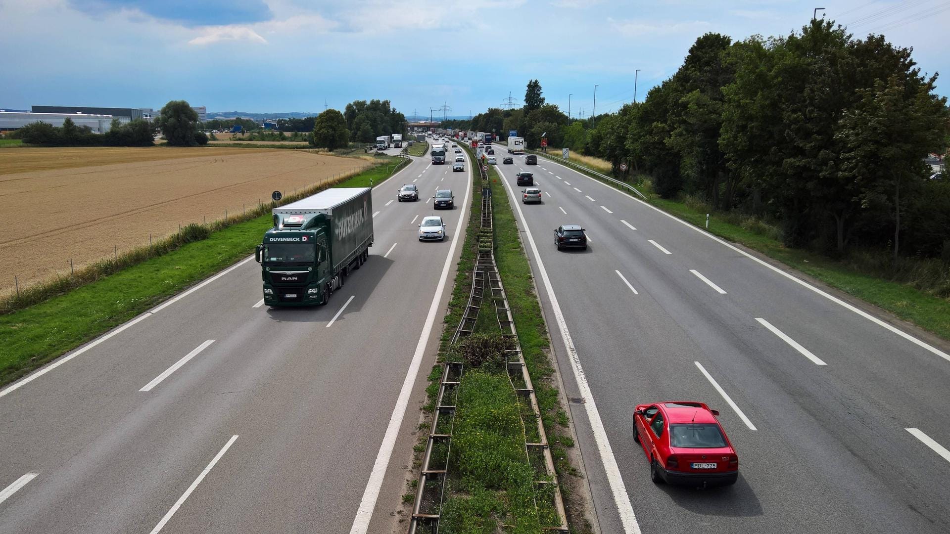 Die Autobahn 3 in Bayern: Die Flüchtlinge waren wohl schon in Serbien in den Anhänger gestiegen, der Fahrer wusste nichts von ihnen (Symbolbild).