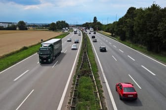 Die Autobahn 3 in Bayern: Die Flüchtlinge waren wohl schon in Serbien in den Anhänger gestiegen, der Fahrer wusste nichts von ihnen (Symbolbild).
