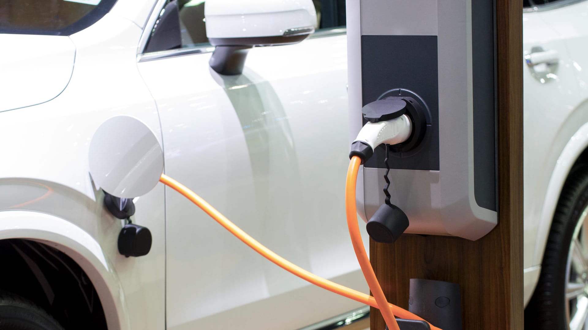 Elektroauto an der Ladestation: In Deutschland gehen die Elektroautoverkäufe 2020 voraussichtlich um vier Prozent zurück. Elektroauto an der Ladestation: In Deutschland gehen die Elektroautoverkäufe 2020 voraussichtlich um vier Prozent zurück.