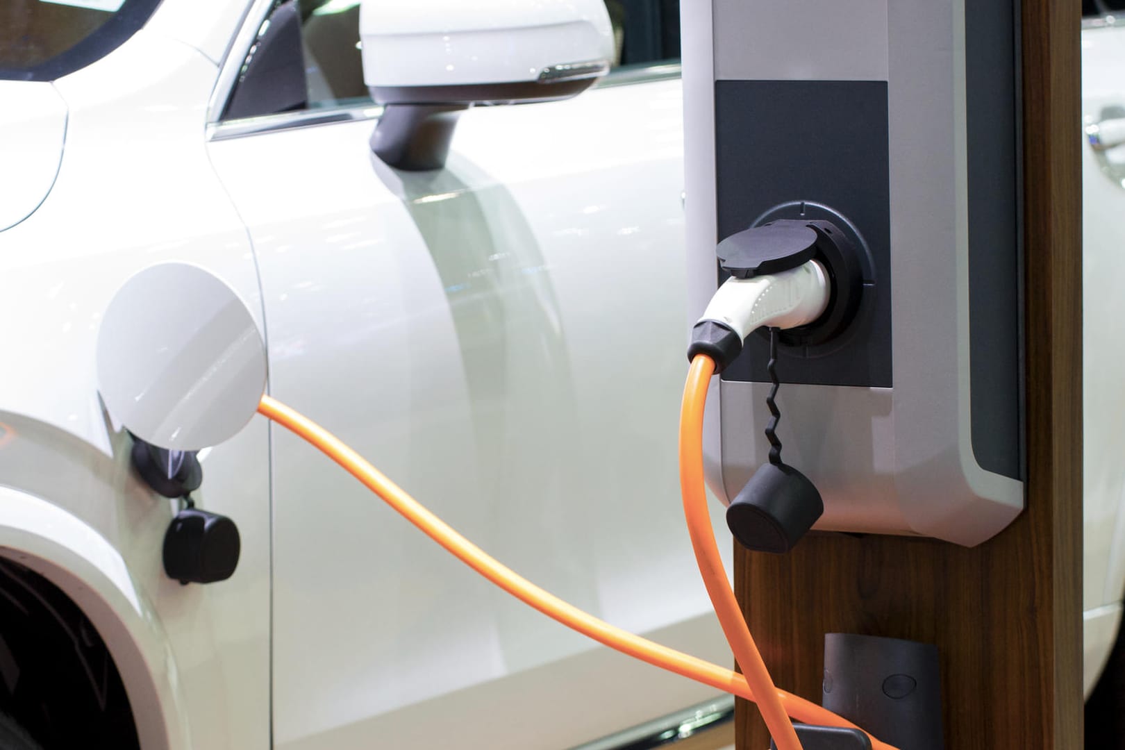 Elektroauto an der Ladestation: In Deutschland gehen die Elektroautoverkäufe 2020 voraussichtlich um vier Prozent zurück.