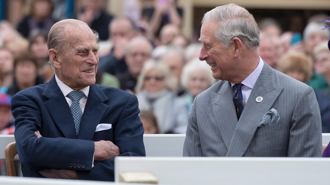 Vater und Sohn: Prinz Charles ist das älteste Kind von Prinz Philip.