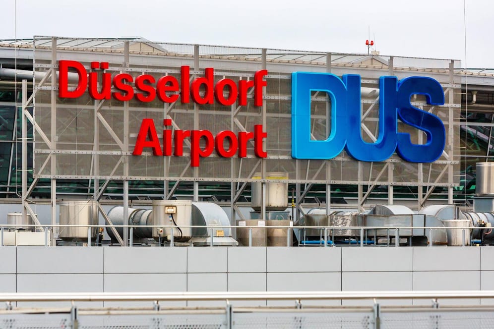 Schild des Düsseldorfer Flughafens: Der Flug nach Singapur, den die Leipzigerin gebucht hatte, startete ohne sie.