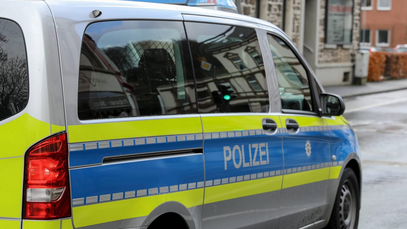 Ein Einsatzfahrzeug der Polizei: In Hagen verletzte ein Mann einen Polizisten.