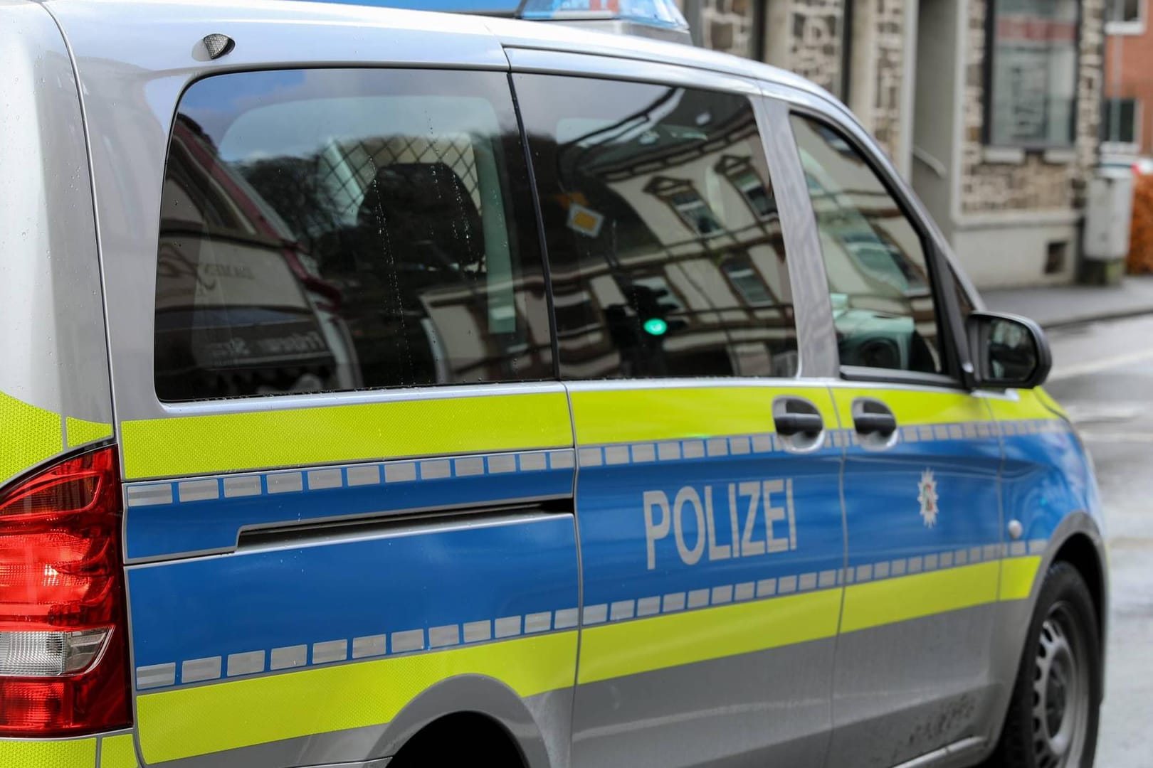 Ein Einsatzfahrzeug der Polizei: In Hagen verletzte ein Mann einen Polizisten.