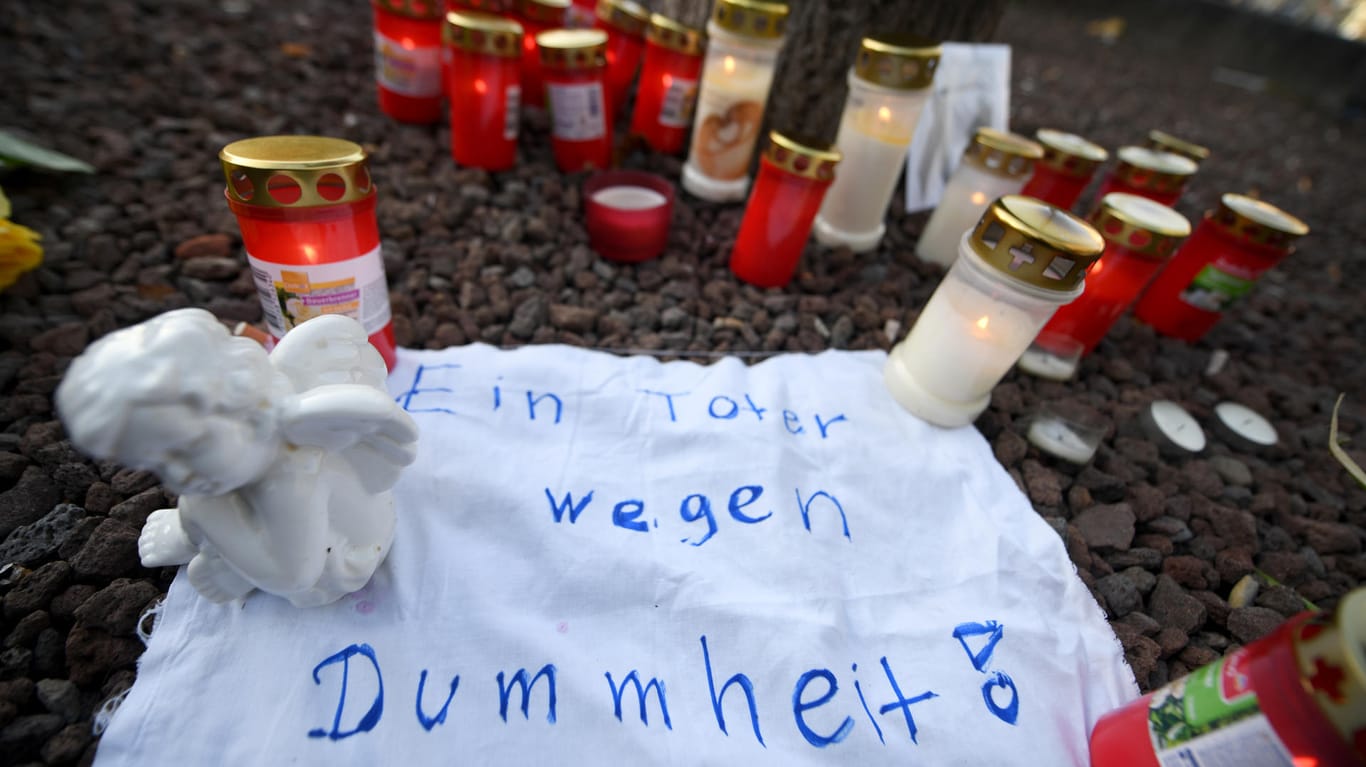 Kerzen, Schilder und Figuren am Königsplatz: Sechs der sieben Verdächtigen sind aus der Untersuchungshaft entlassen worden.