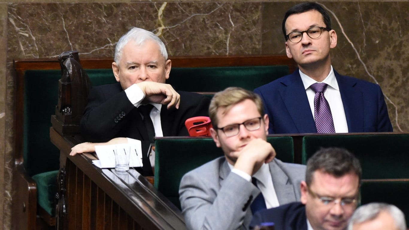 PiS-Chef Jaroslaw Kaczynski und Ministerpräsident Mateusz Morawiecki im Sejm: Die Justizreform macht die Richter mundtot, beklagen die Kritiker.