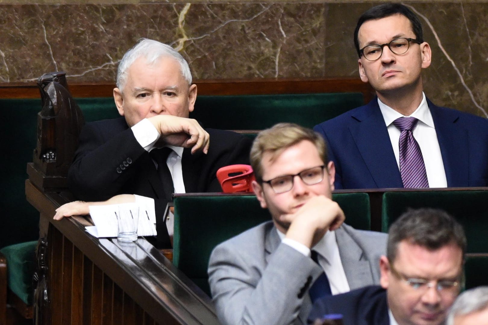 PiS-Chef Jaroslaw Kaczynski und Ministerpräsident Mateusz Morawiecki im Sejm: Die Justizreform macht die Richter mundtot, beklagen die Kritiker.