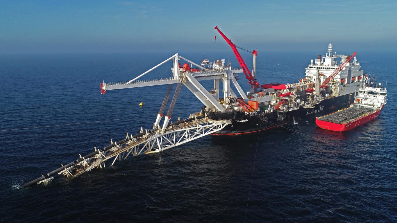 Ein Schiff verlegt Leitungen in der Ostsee: Eines der beteiligten Unternehmen hat aufgrund der drohenden Sanktionen die Arbeit an dem Projekt bereits eingestellt.
