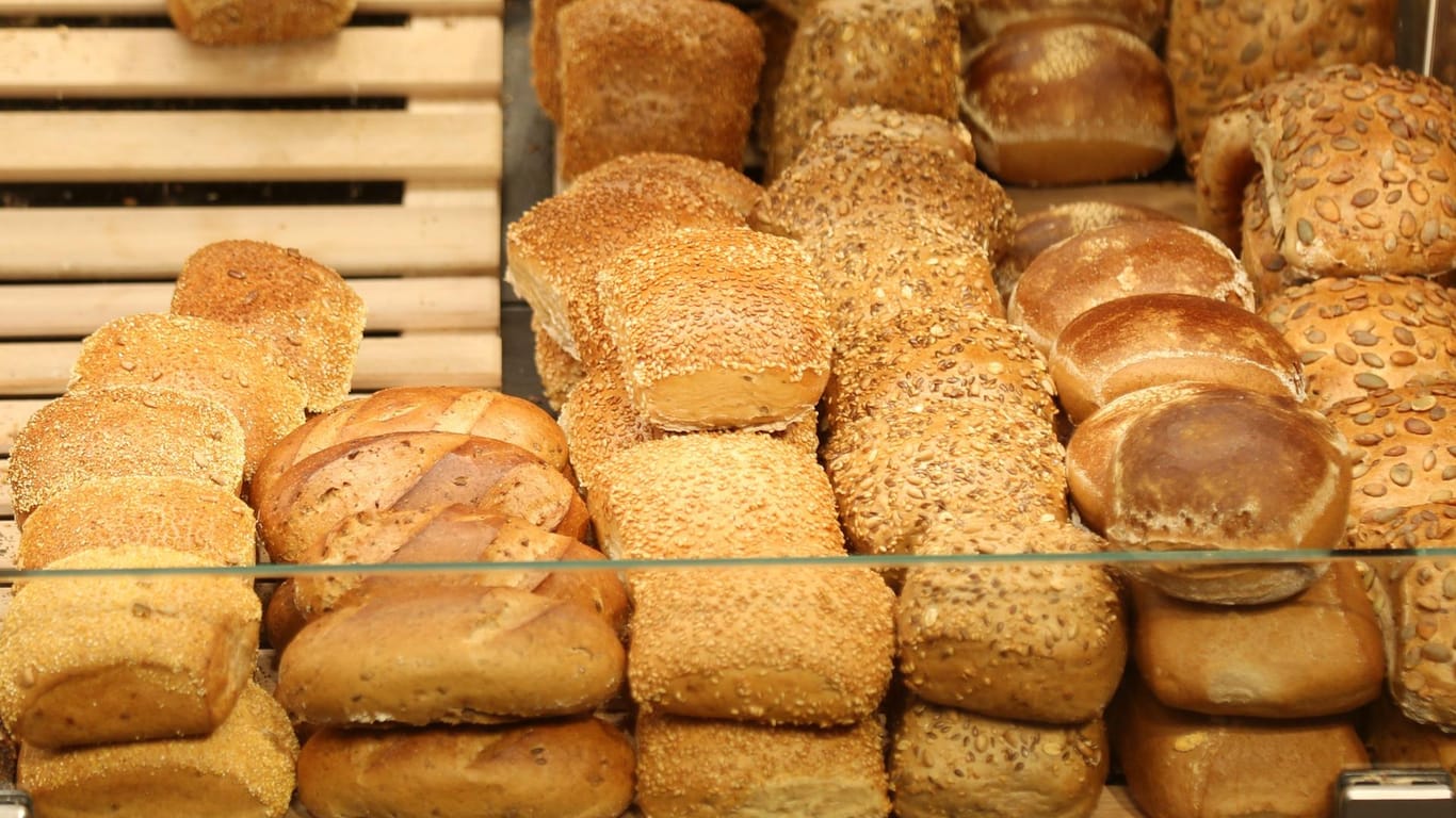 Auslage einer Bäckerei: Vor allem kleine Betriebe wie "Dorfbäckereien und Fleischereien von nebenan" sollen durch das Aktionsprogramm entlastet werden. (Symbolbild)