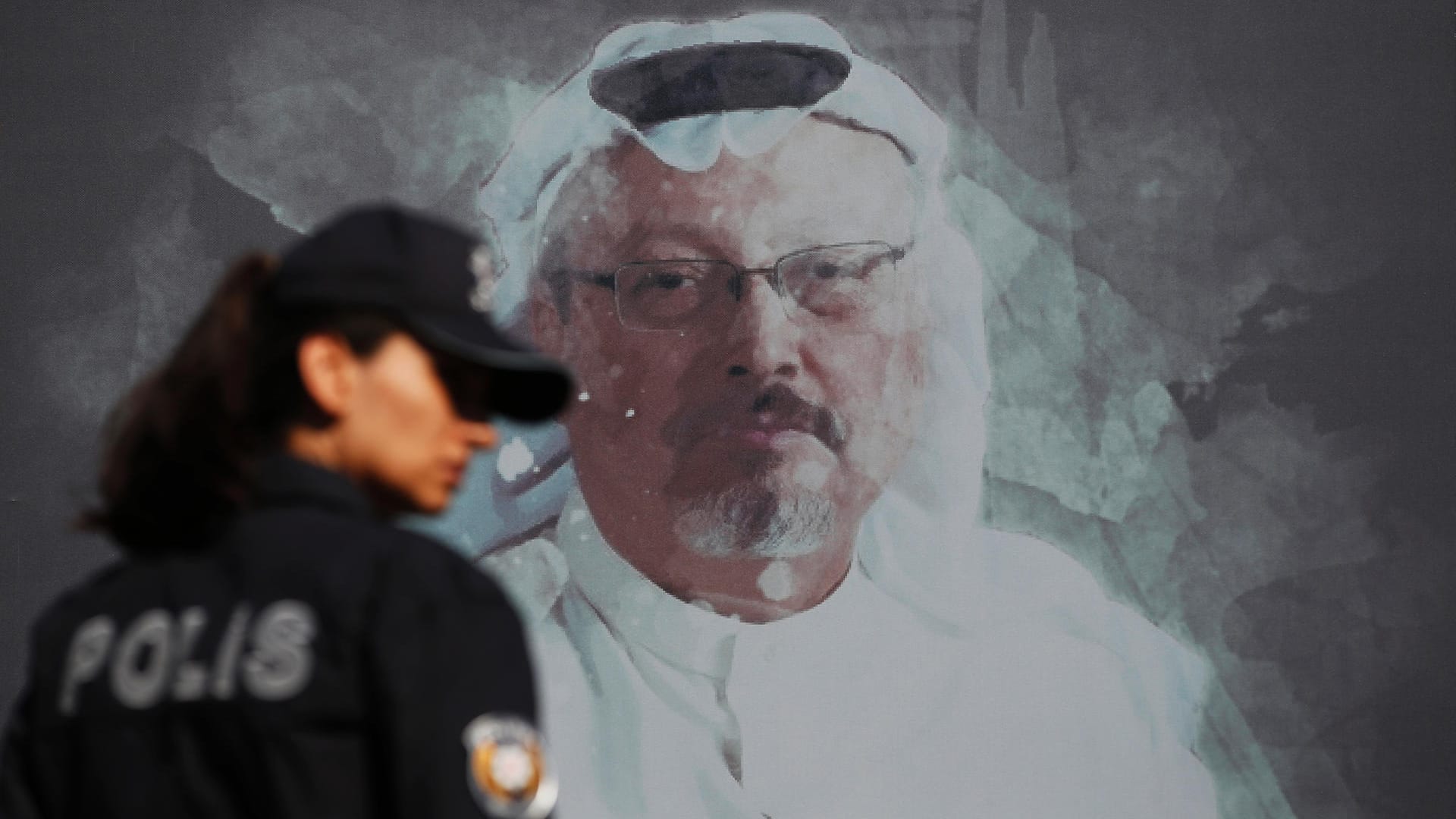 Eine Polizistin bei einer Gedenkveranstaltung für Jamal Khashoggi in Istanbul: Im Oktober 2018 war der saudische Journalist in der Türkei brutal ermordet worden.
