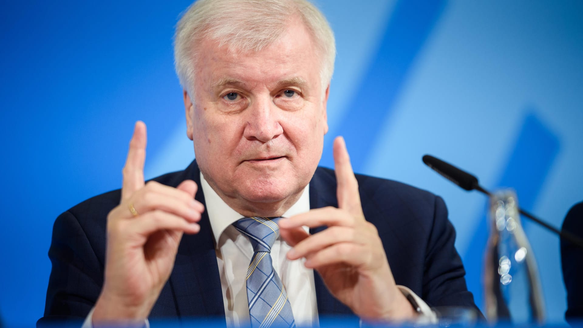 Horst Seehofer: Der Innenminister hat den Vorschlag des Grünen-Chefs Robert Habeck entschieden zurückgewiesen. Horst Seehofer: Der Innenminister hat den Vorschlag des Grünen-Chefs Robert Habeck entschieden zurückgewiesen.