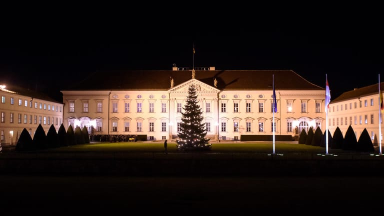 Das weihnachtliche Schloss Bellevue: Der Bundespräsident hat seine Weihnachtsansprache gehalten.