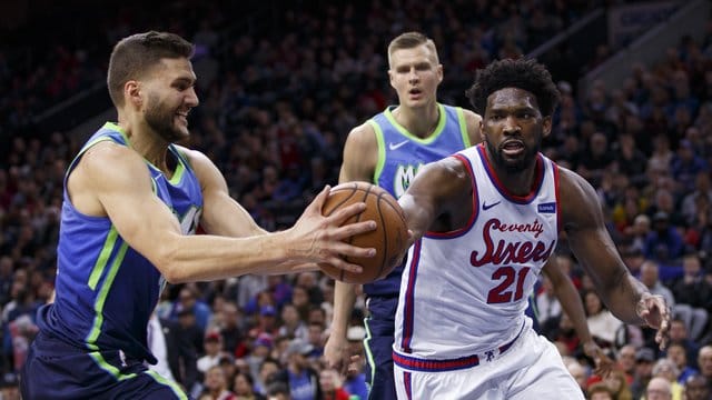 Maxi Kleber (l) von Dallas Mavericks feiert Weihnachten via Facetime.