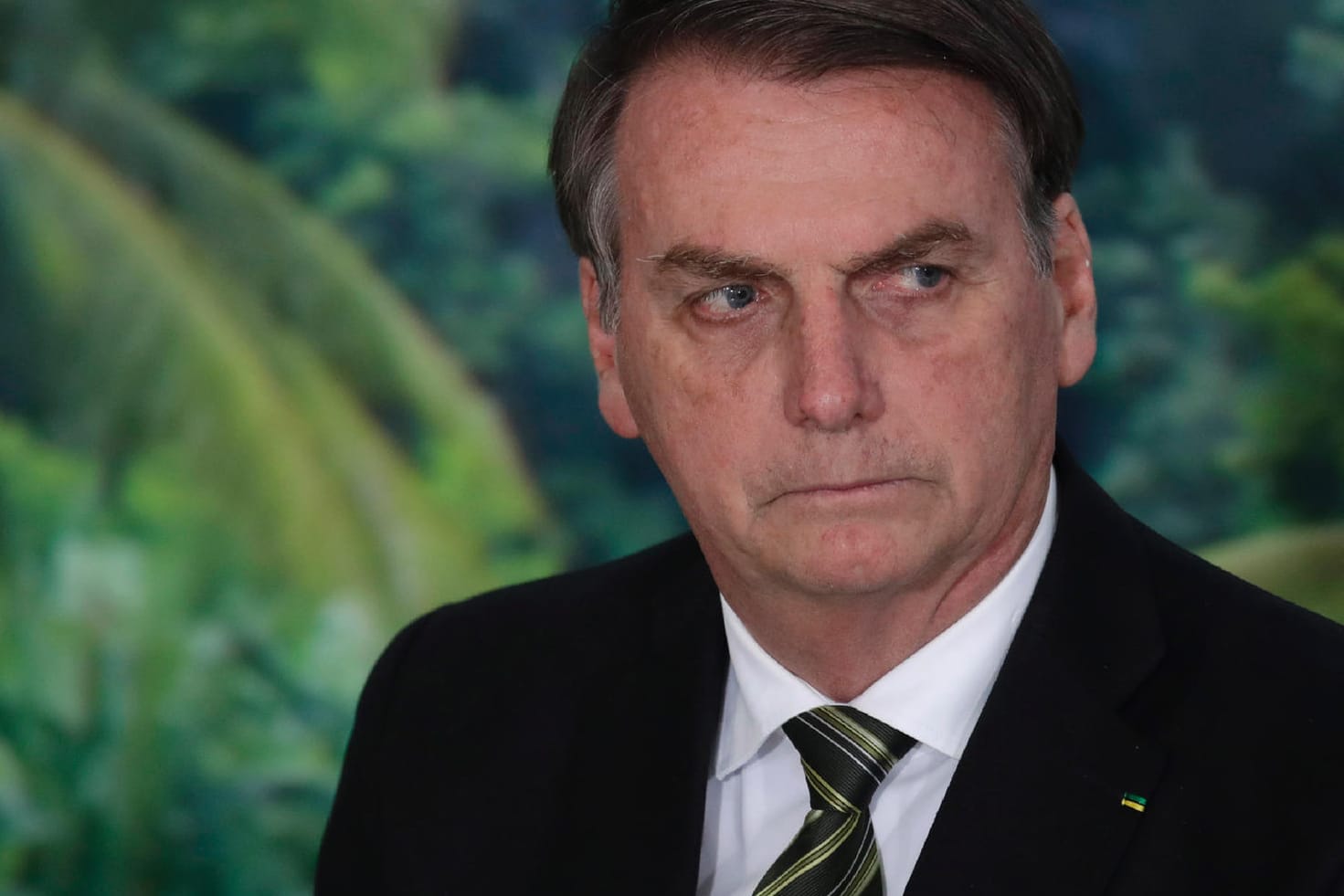 Jair Bolsonaro: Immer wieder wird der Gesundheitszustand des brasilianischen Präsidenten zum Thema. Nun ist er gestürzt und musste sich im Krankenhaus einem CT unterziehen.