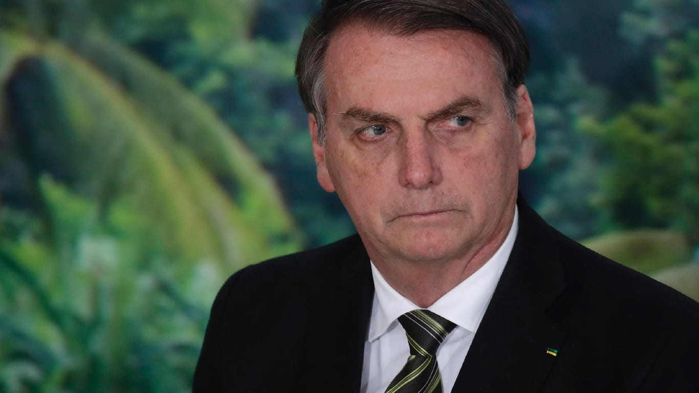 Jair Bolsonaro: Immer wieder wird der Gesundheitszustand des brasilianischen Präsidenten zum Thema. Nun ist er gestürzt und musste sich im Krankenhaus einem CT unterziehen.
