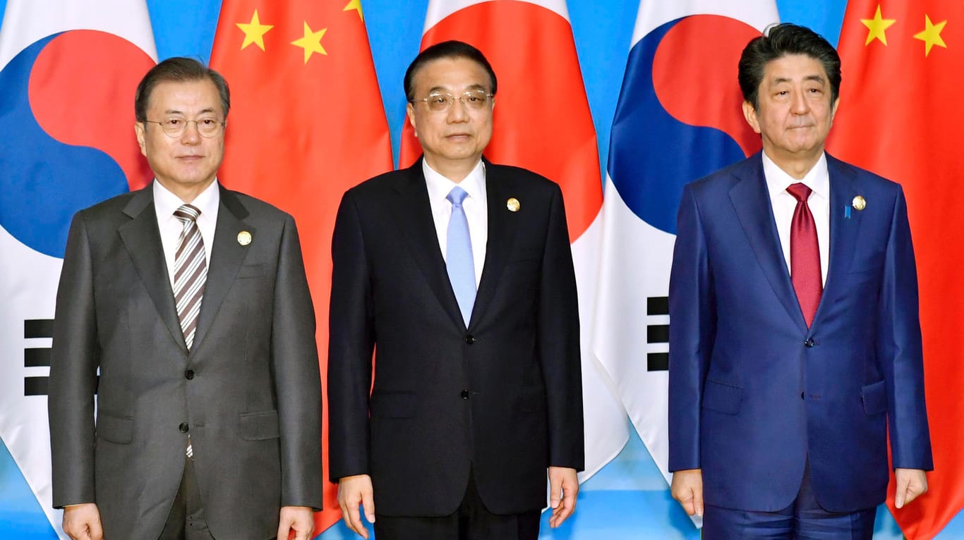 Chinas Premier Li Keqiang, Südkoreas Präsident Moon Jae In und Japans Ministerpräsident Shinzo Abe: Die Regierungschefs der drei ostasiatischen Länder sorgen sich um die Stabilität in der Region.