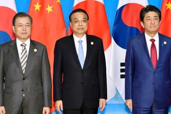 Chinas Premier Li Keqiang, Südkoreas Präsident Moon Jae In und Japans Ministerpräsident Shinzo Abe: Die Regierungschefs der drei ostasiatischen Länder sorgen sich um die Stabilität in der Region.