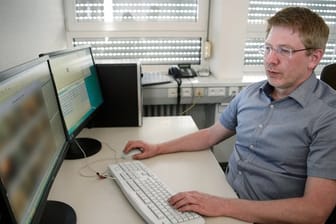 Achim Holzmann, Ermittler des Polizeipräsidiums Heilbronn im Bereich Kinderpornografie, sichtet Bildmaterial.