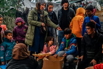 Das Lager Moria auf Lesbos: Tausende Migranten leben auf den griechischen Inseln unter sehr schlechten Bedinungen – die EU-Staaten sollen Minderjährige aufnehmen, fordert die EU-Kommission.