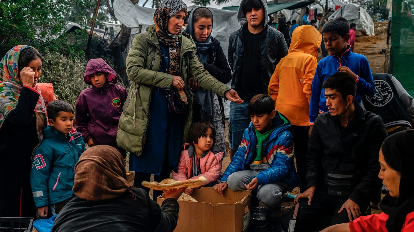 Das Lager Moria auf Lesbos: Tausende Migranten leben auf den griechischen Inseln unter sehr schlechten Bedinungen – die EU-Staaten sollen Minderjährige aufnehmen, fordert die EU-Kommission.