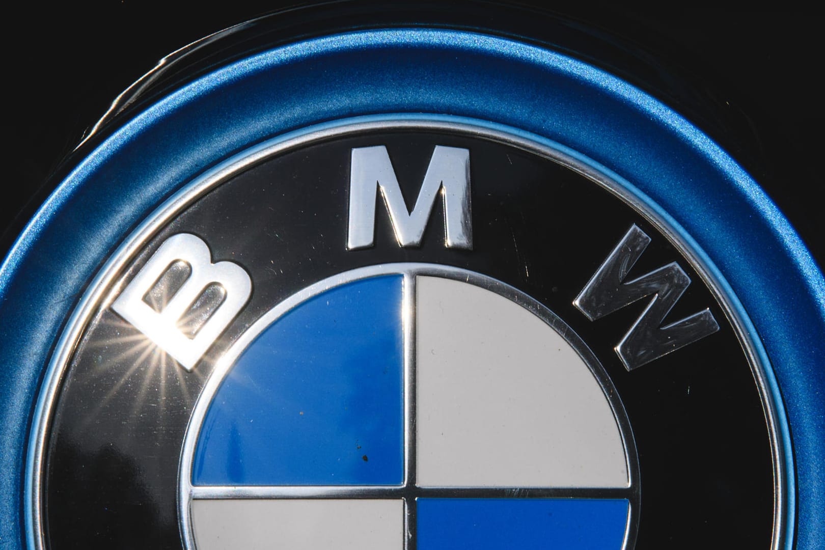 Logo des Autoherstellers BMW: Die US-Börsenaufsicht SEC untersucht die Verkaufspraktiken des deutschen Autobauers BMW. Logo des Autoherstellers BMW: Die US-Börsenaufsicht SEC untersucht die Verkaufspraktiken des deutschen Autobauers BMW.