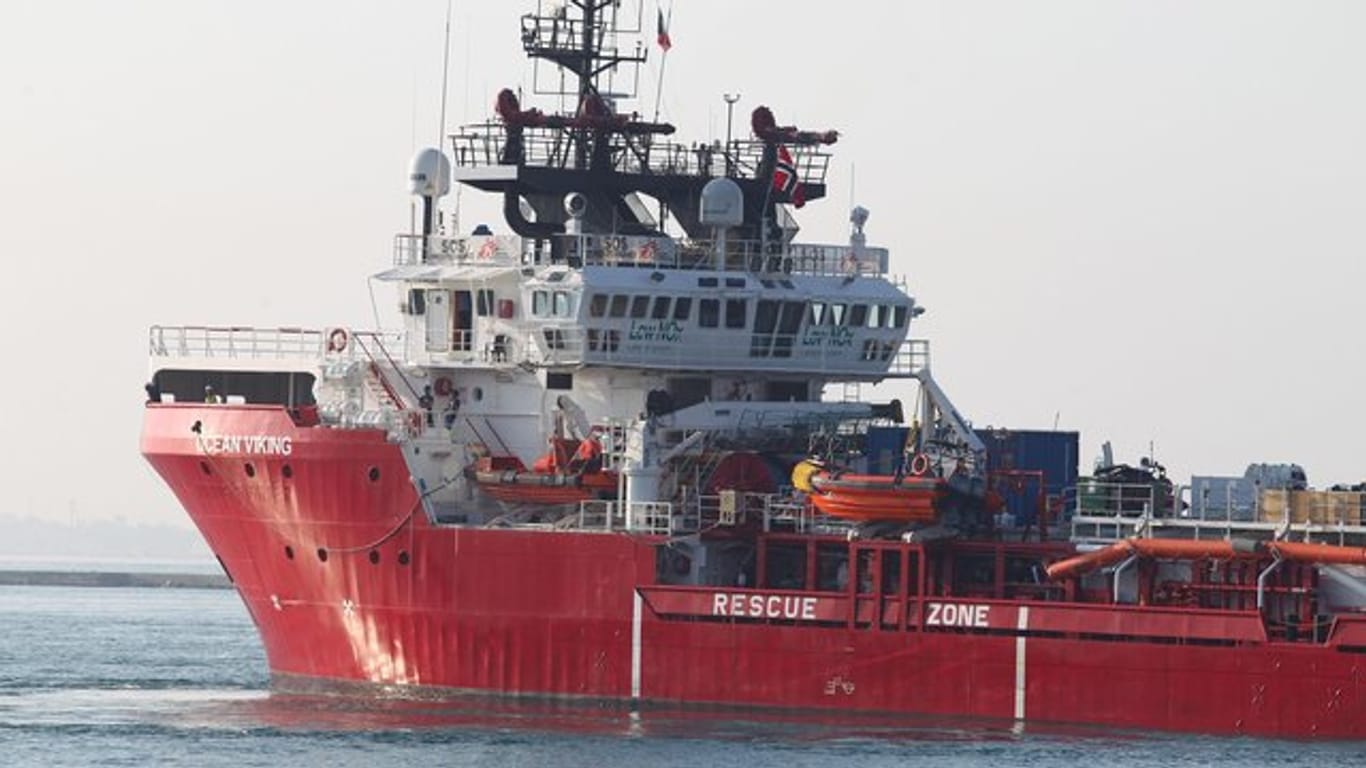 Das Rettungsschiff "Ocean Viking" läuft in den italienischen Hafen Tarent ein.