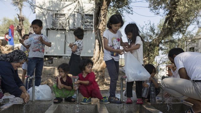 Die EU-Kommission fordert Deutschland und andere EU-Staaten auf, unbegleitete minderjährige Migranten aus den überfüllten griechischen Lagern aufzunehmen - auch wenn die allermeisten von ihnen keine Kinder, sondern Jugendliche sind. Die EU-Kommission fordert Deutschland und andere EU-Staaten auf, unbegleitete minderjährige Migranten aus den überfüllten griechischen Lagern aufzunehmen - auch wenn die allermeisten von ihnen keine Kinder, sondern Jugendliche sind.