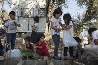 Die EU-Kommission fordert Deutschland und andere EU-Staaten auf, unbegleitete minderjährige Migranten aus den überfüllten griechischen Lagern aufzunehmen - auch wenn die allermeisten von ihnen keine Kinder, sondern Jugendliche sind.