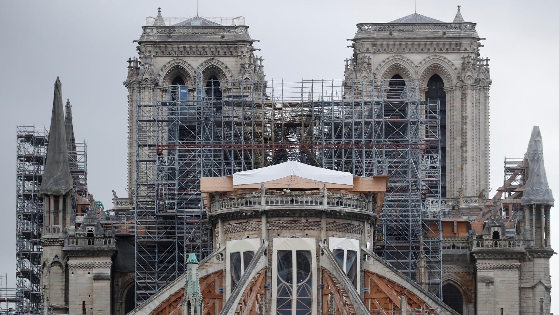 Blick auf das zerstörte Dach der Notre-Dame-Kathedrale: Nach dem verheerenden Feuer findet seit mehr als 200 Jahren erstmals keine Mitternachtsmesse statt. Blick auf das zerstörte Dach der Notre-Dame-Kathedrale: Nach dem verheerenden Feuer findet seit mehr als 200 Jahren erstmals keine Mitternachtsmesse statt.