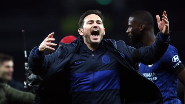 Chelsea-Coach Frank Lampard (vorne) sichert Antonio Rüdiger (hinten) vollste Unterstützung zu.