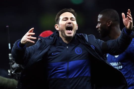 Chelsea-Coach Frank Lampard (vorne) sichert Antonio Rüdiger (hinten) vollste Unterstützung zu.