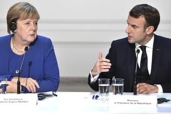 Angela Merkel und Emmanuel Macron: Er genießt bei den Deutschen mehr Vertrauen als die Bundeskanzlerin.