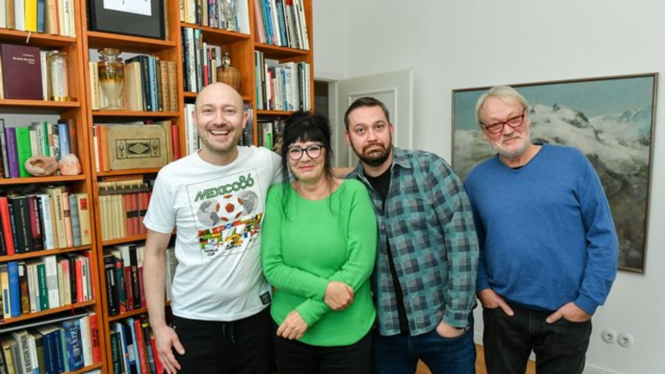 Paul Kalkbrenner (l-r) mit Mutter Carla, Bruder Fritz und Vater Jörn.