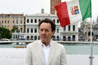 Commissario Brunetti (Uwe Kockisch) ermittelt ein letztes Mal in Venedig.