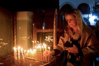 Weihnachten in Bethlehem: Eine Besucherin zündet eine Kerze in der Geburtskirche an.