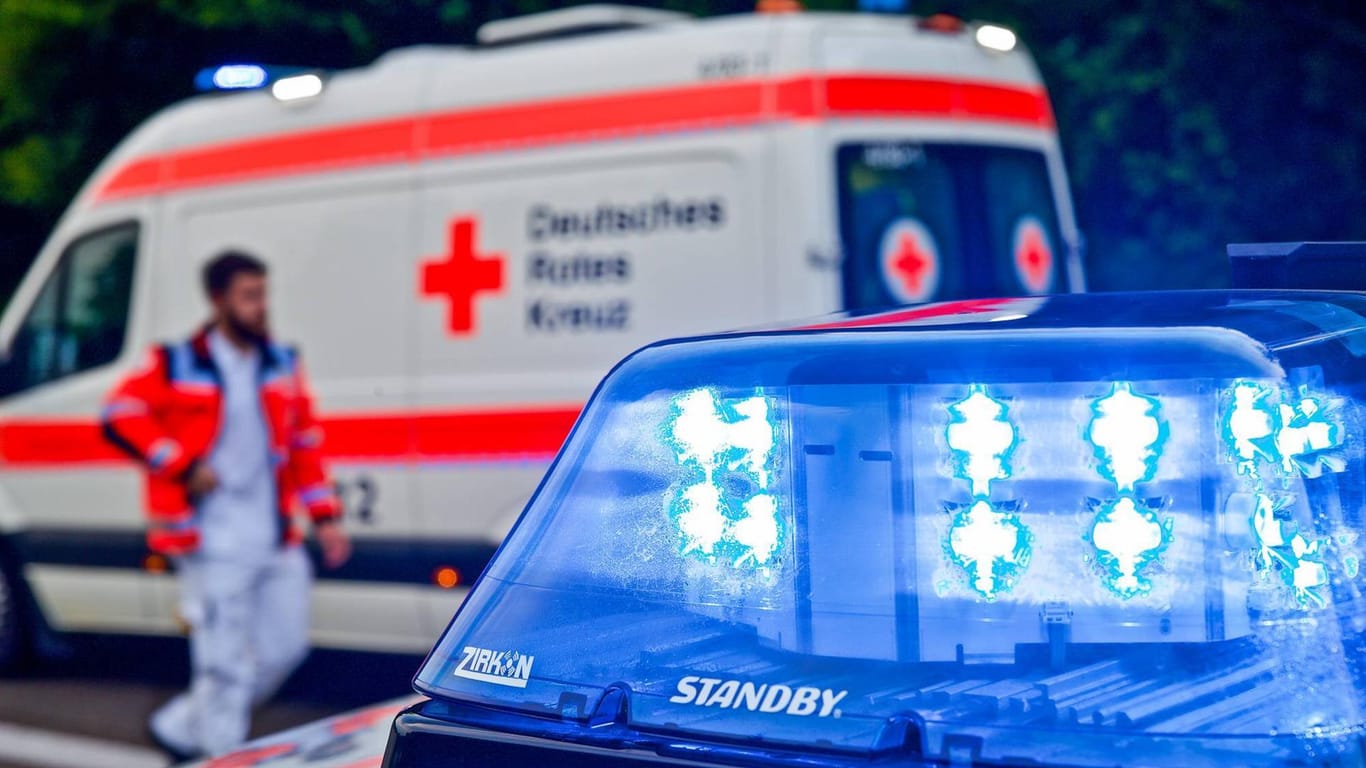 Einsatzkräfte an einer Unfallstelle: Im Landkreis Garmisch-Partenkirchen musste ein Verletzter die Unfallstelle verlassen, um Hilfe rufen zu können. (Symbolfoto)