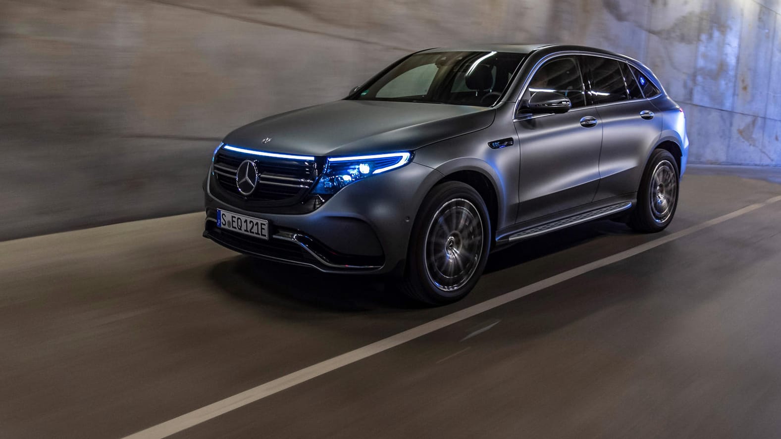 Für eine bessere Schadstoffbilanz eignet sich ein elektrifizierter SUV: Mercedes geht mit dem EQC neue Wege.