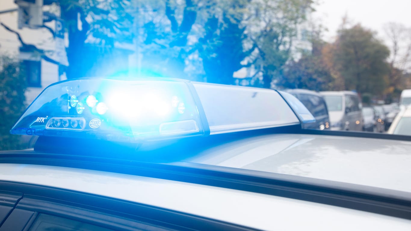 Polizeiwagen im Einsatz mit Blaulicht: In Erfurt hat ein Mann Weihnachtspost gestohlen.
