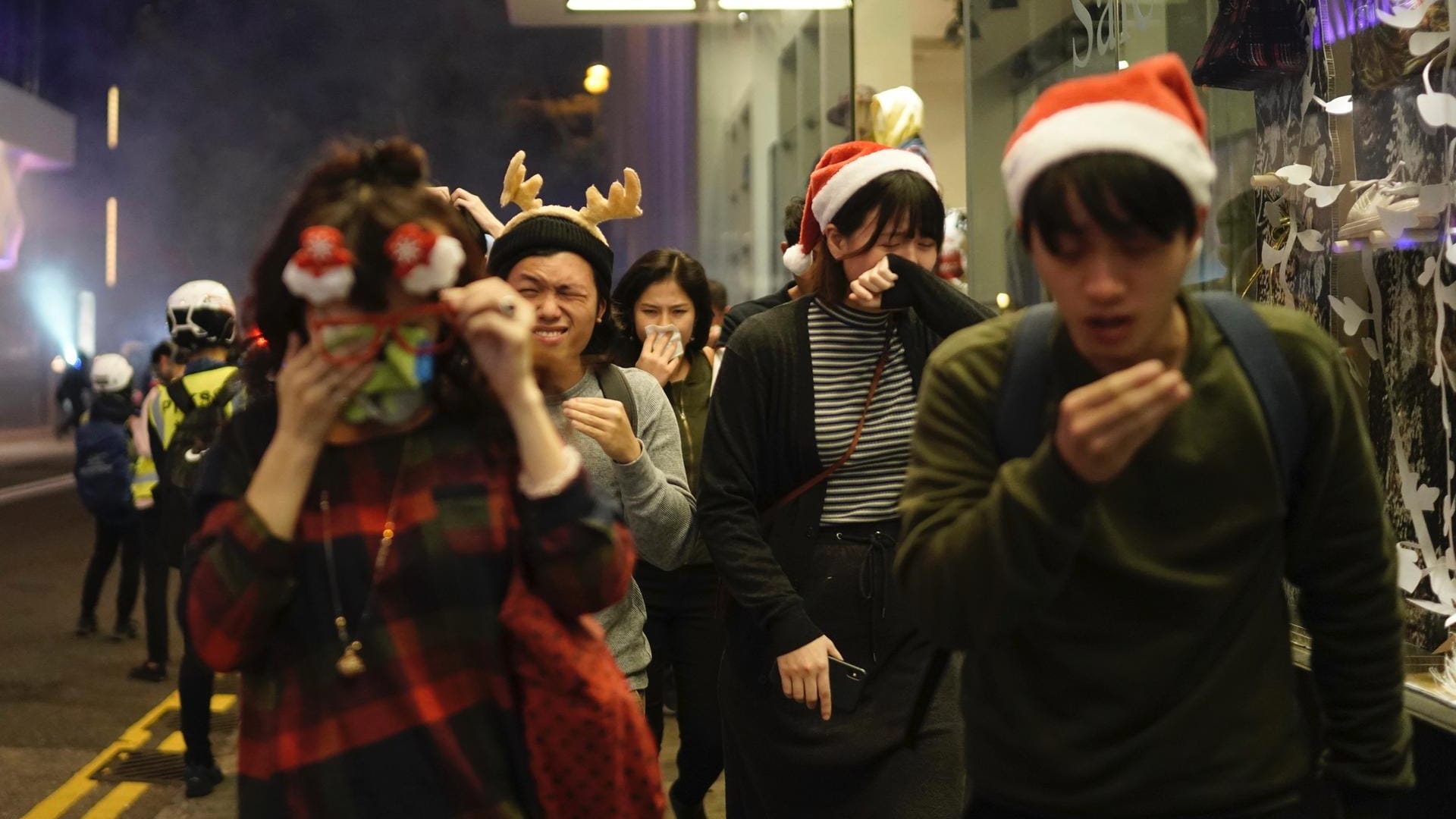 Junge Hongkonger in Weihnachtsverkleidung: Die Polizei ging mit Tränengas gegen Demonstranten vor. Junge Hongkonger in Weihnachtsverkleidung: Die Polizei ging mit Tränengas gegen Demonstranten vor.