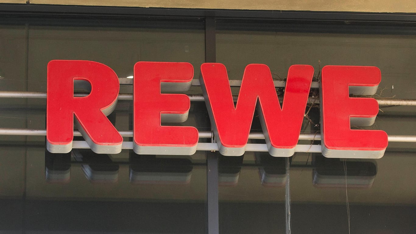 Rewe-Logo: Bei der Supermarktkette vertriebene Mandeln könnten metallische Fremdkörper enthalten. (Symbolfoto)