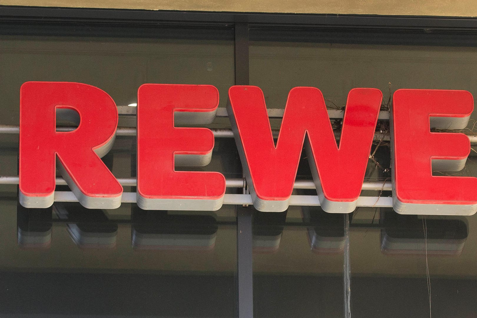 Rewe-Logo: Bei der Supermarktkette vertriebene Mandeln könnten metallische Fremdkörper enthalten. (Symbolfoto)