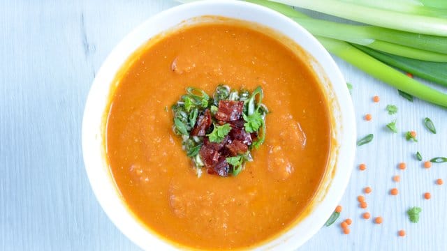 Die spanische Paprika-Wurst gibt der pürierten Linsensuppe eine herrliche Würze.