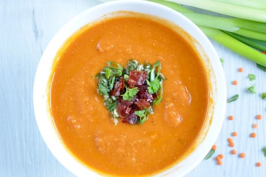 Die spanische Paprika-Wurst gibt der pürierten Linsensuppe eine herrliche Würze.